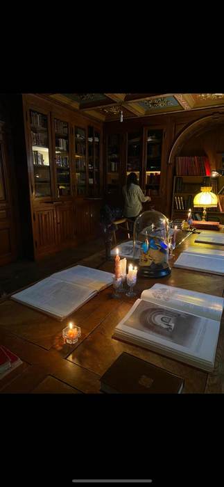 The Guardians of the Sacred Books - bibliothèque victorienne à la bougie, décor de film