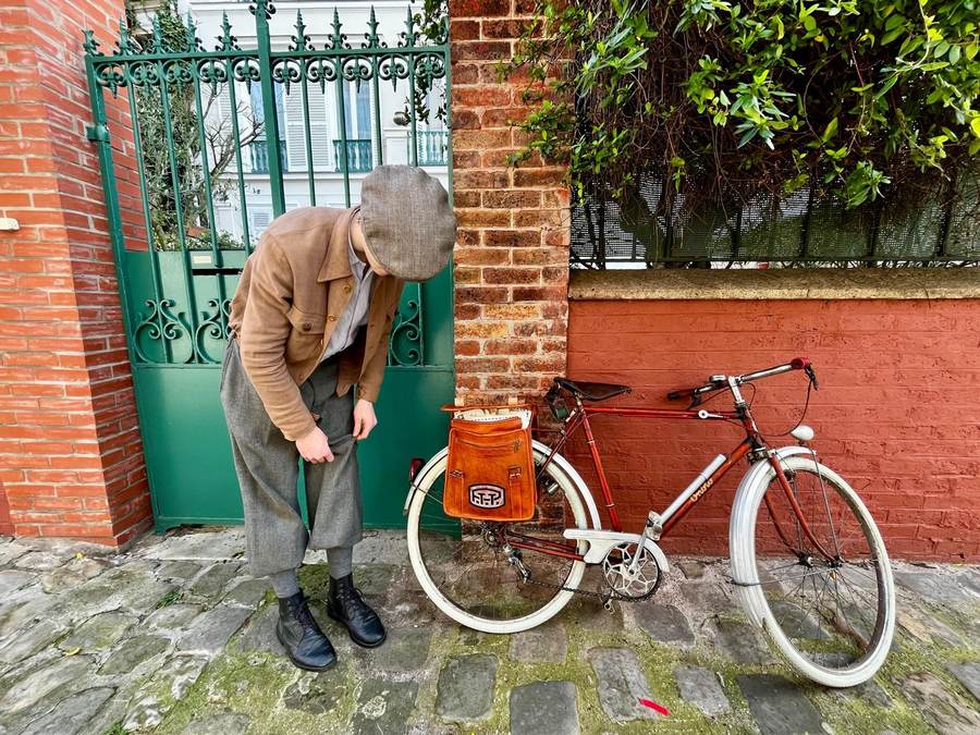 Notre Jean - décor de facteur rétro années 1950, vélo vintage et lettres d'époque