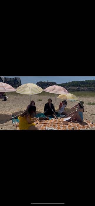 Summer of Blues - clip musical, décor plage normande, parasols rayés