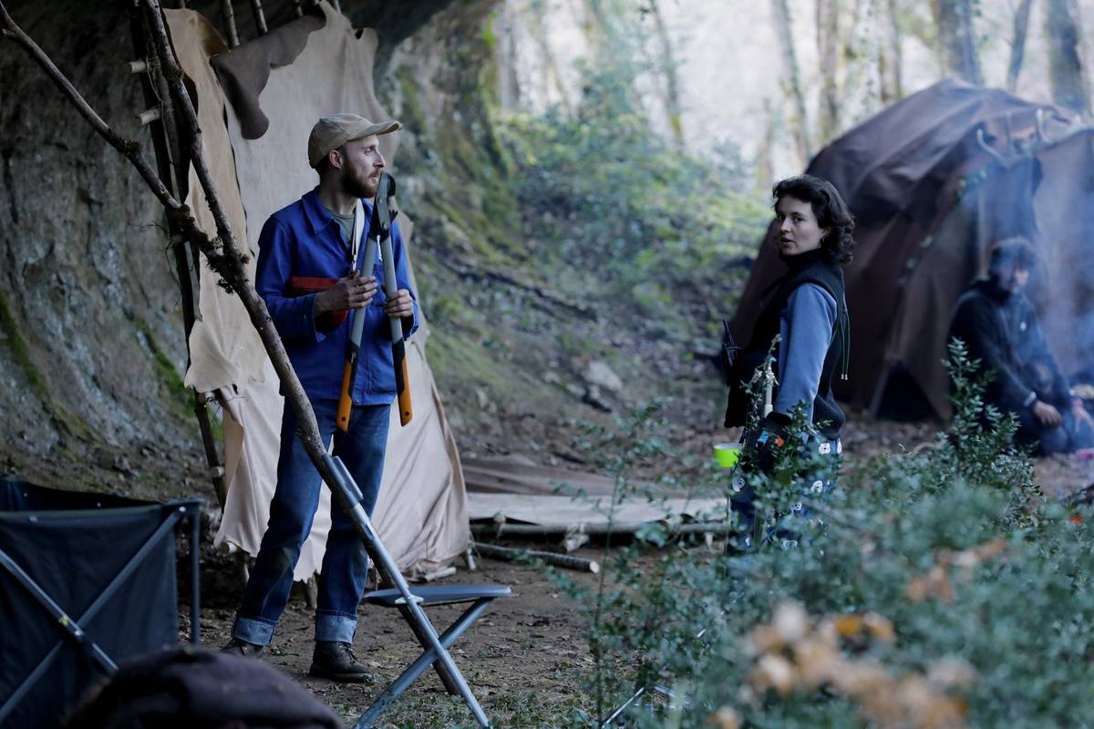 Primitif - JB Liénard chef décorateur sur le plateau en forêt