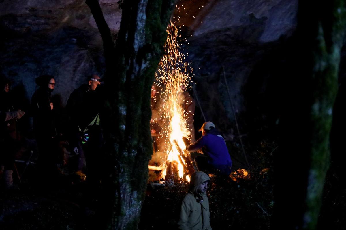 Primitif - camp de tournage dans les bois