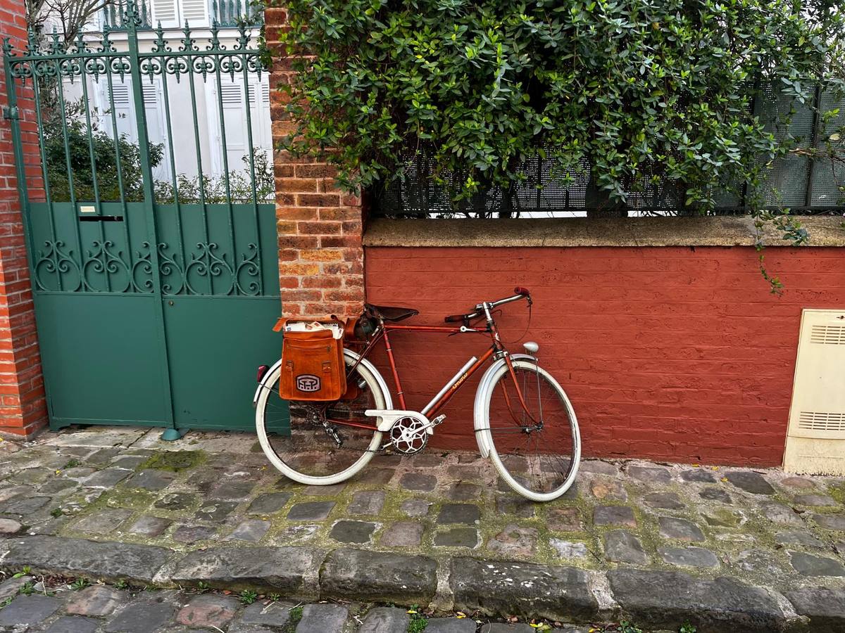 Notre Jean - vélo de facteur rétro avec sacoche en cuir