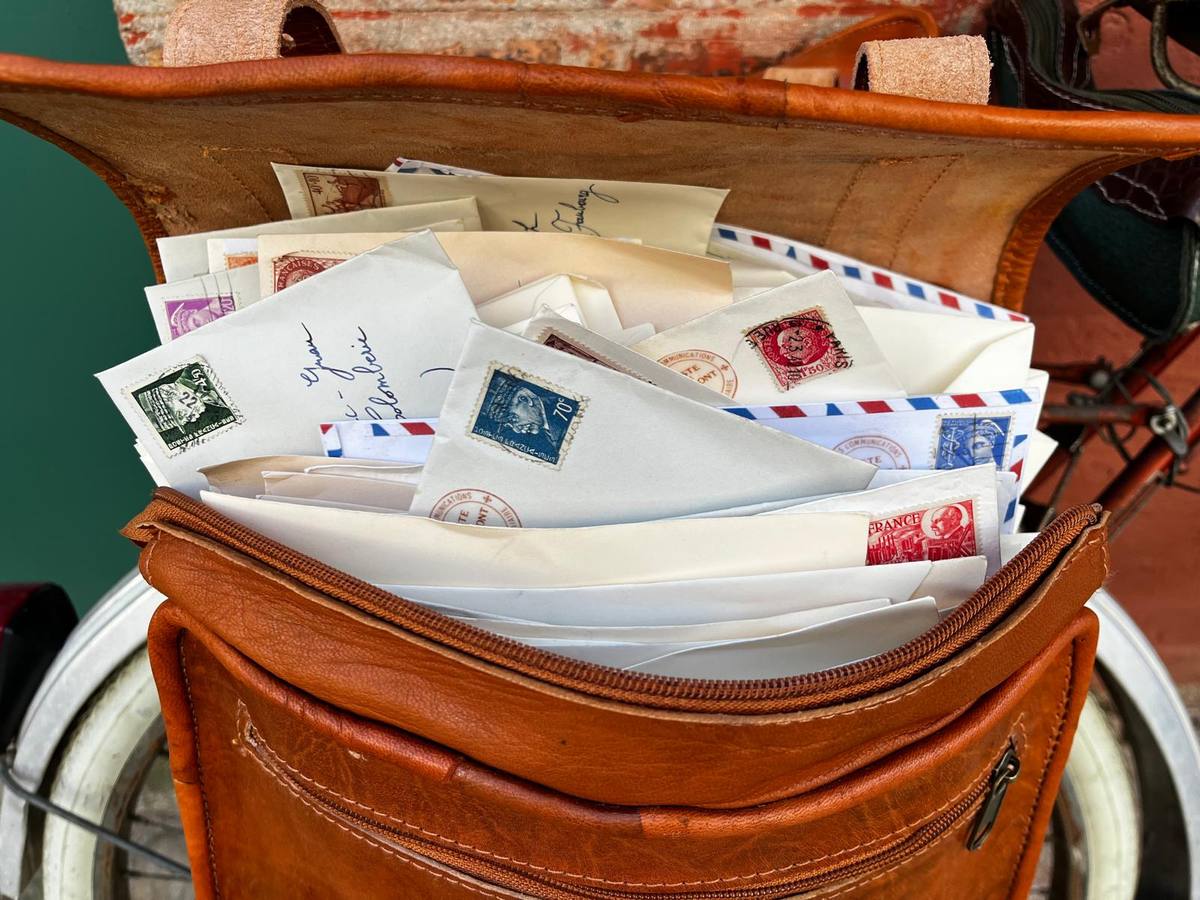 Notre Jean - sacoche ouverte avec lettres et timbres anciens