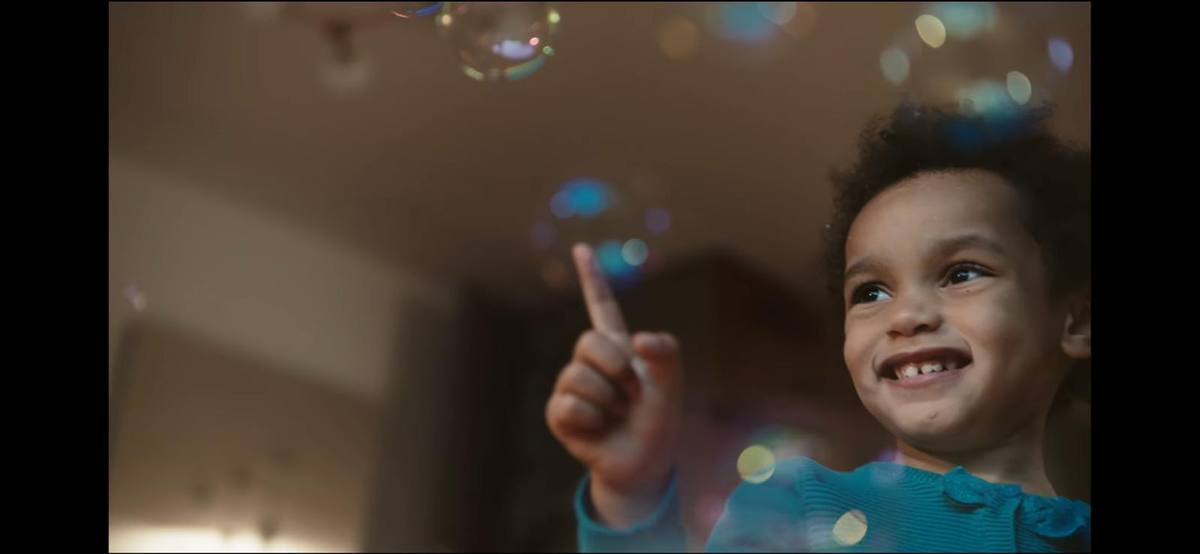 Ce Qui Nous Échappe - enfants souriant devant gâteau d'anniversaire