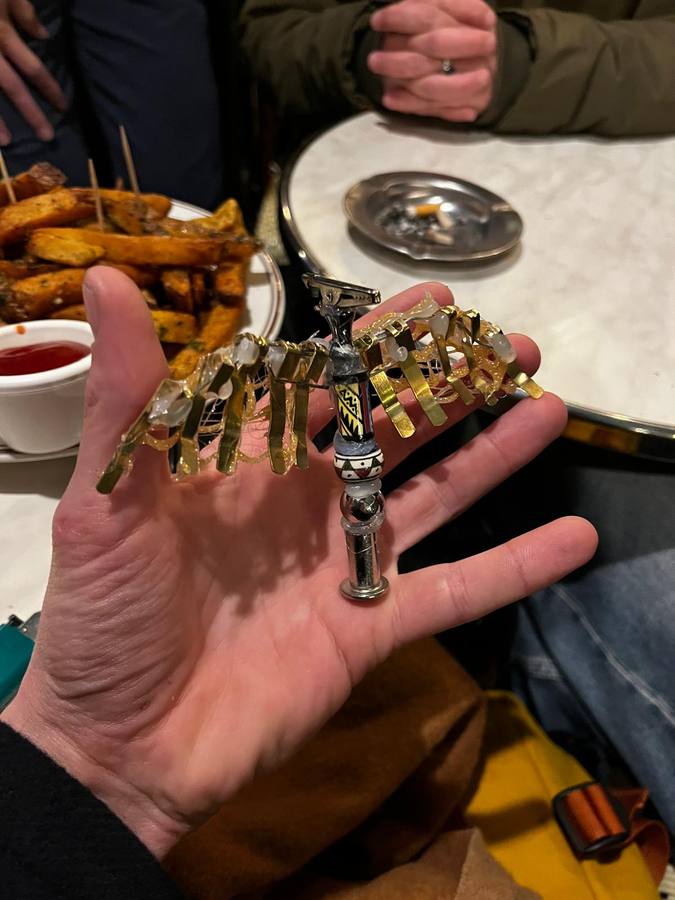 Chasomos - figurine métallique artisanale sur ressort
