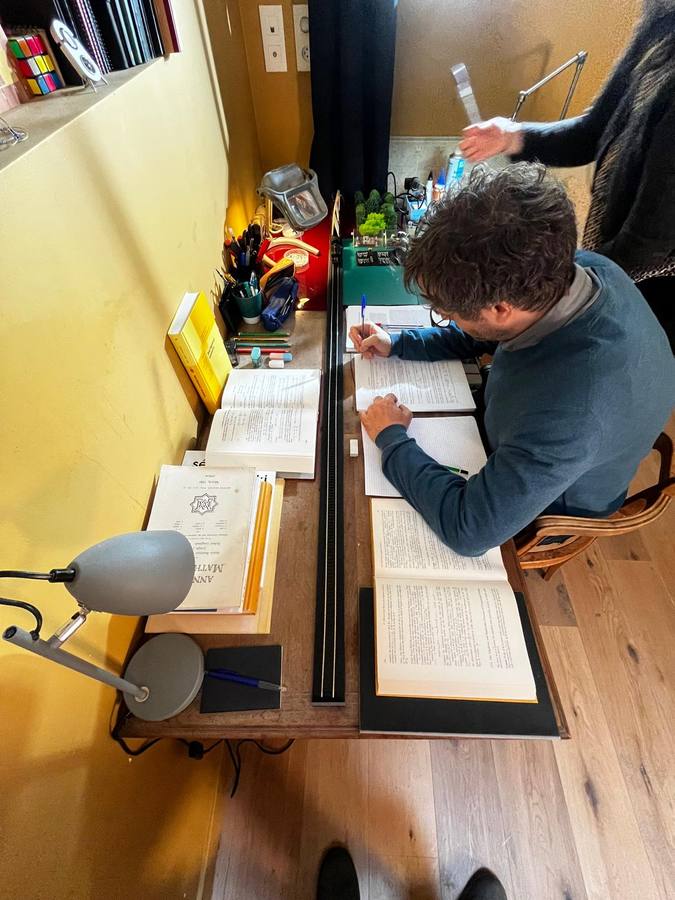 La Troisième Inconnue - personnage écrivant au bureau décor