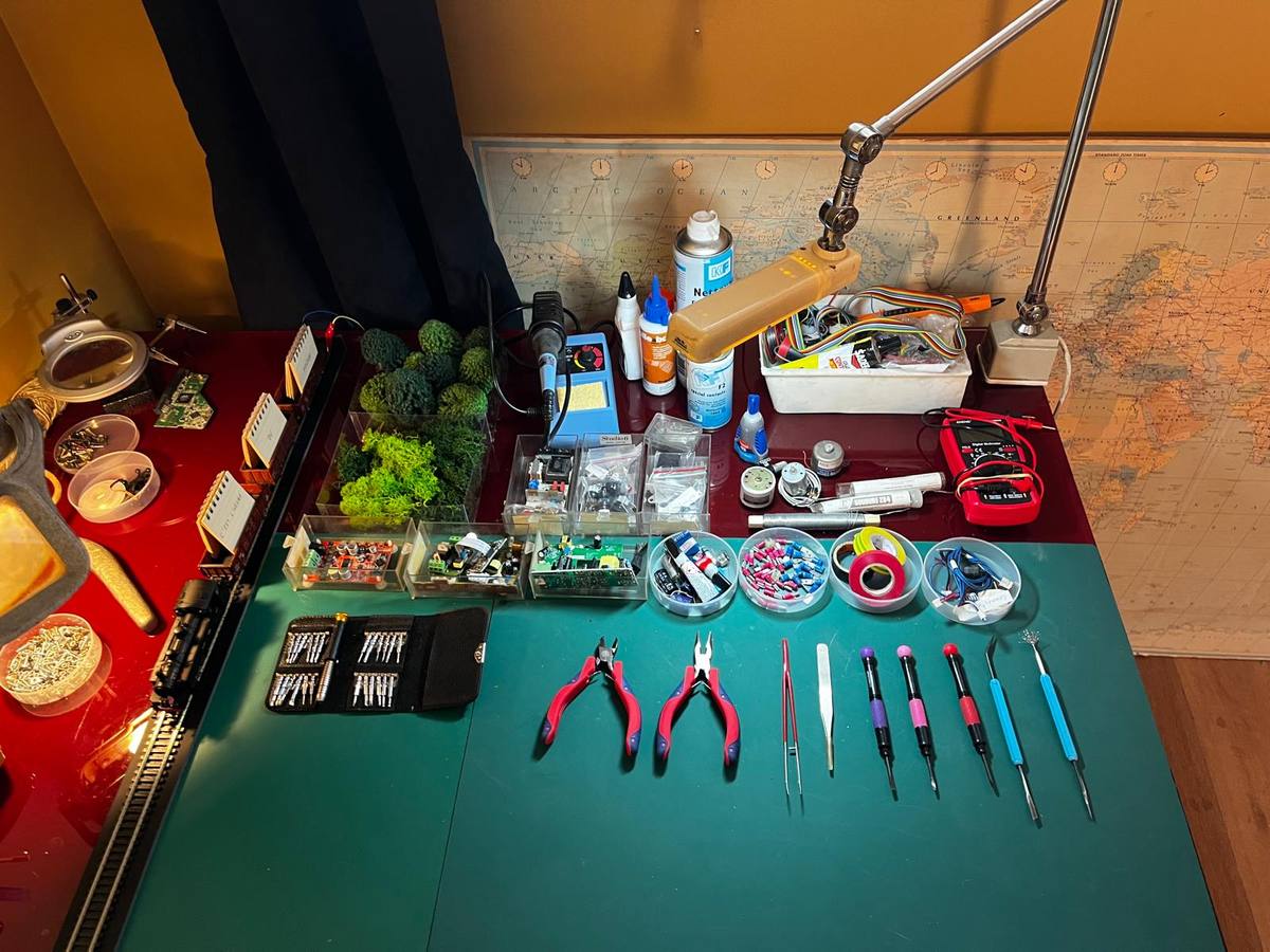 La Troisième Inconnue - plan de travail inventeur avec outils de précision